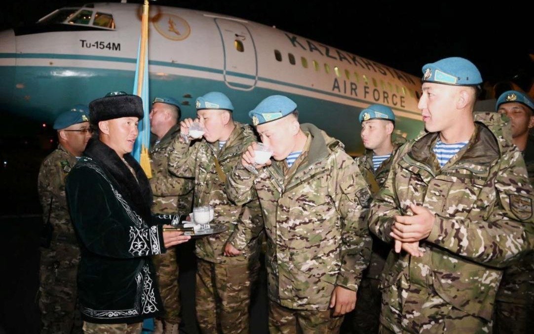 Казахстанские десантники вернулись из Москвы после участия в военном параде