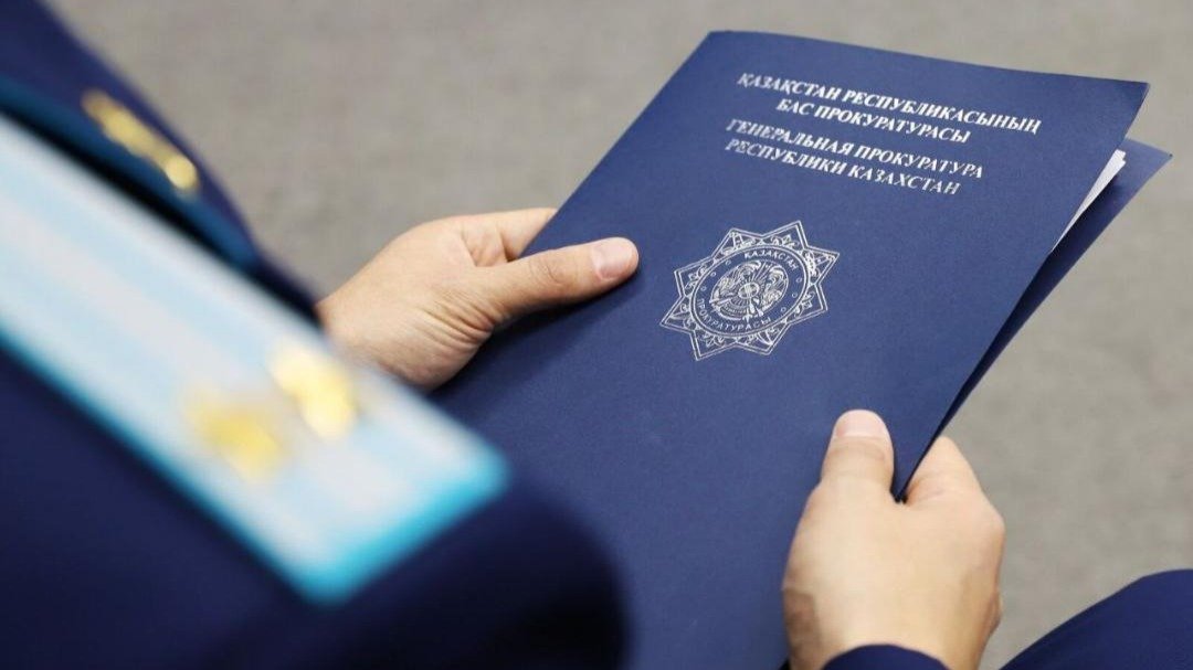 Двух прокуроров задержали в Казахстане: в чем их подозревают