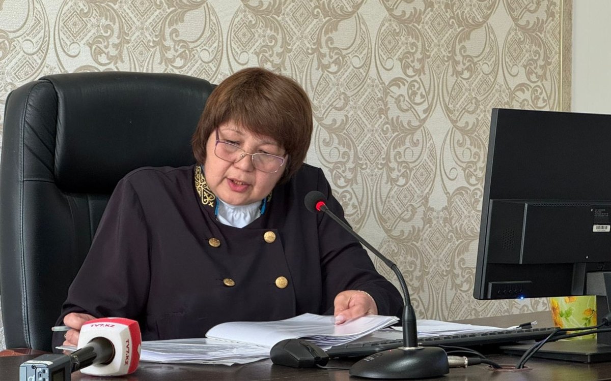 Фото с тюльпанами: аким села Актюбинской области не согласилась с обвинением в суде