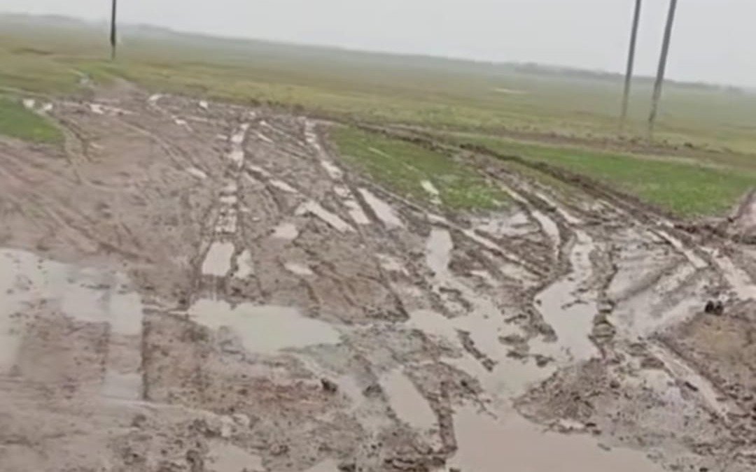 Асфальт не довезли: село в ЗКО осталось без проезда