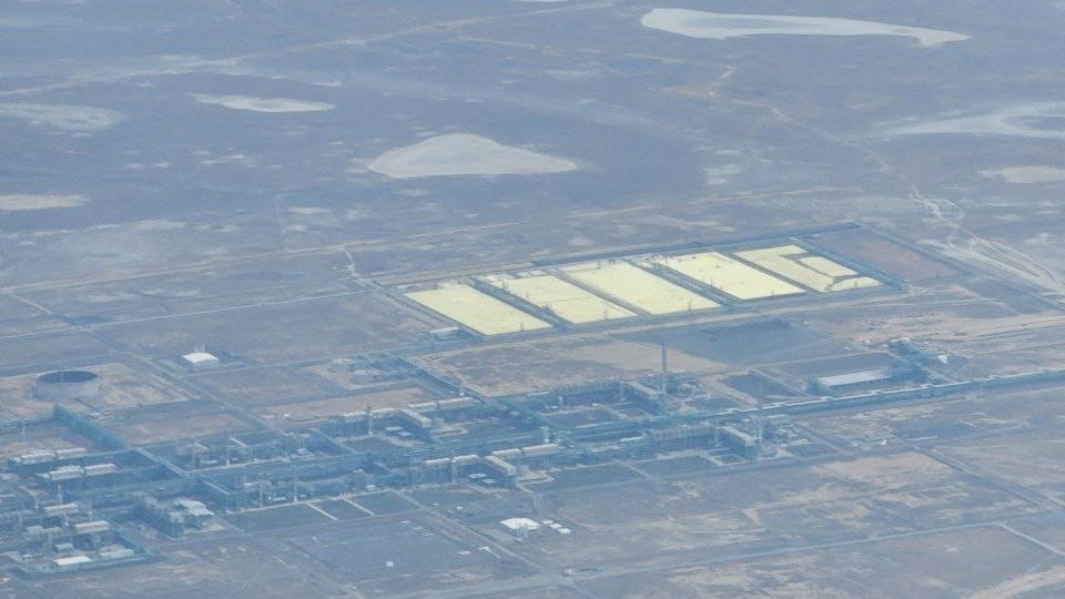 Горы ядовитой серы под Атырау: NCOC судится с экологами