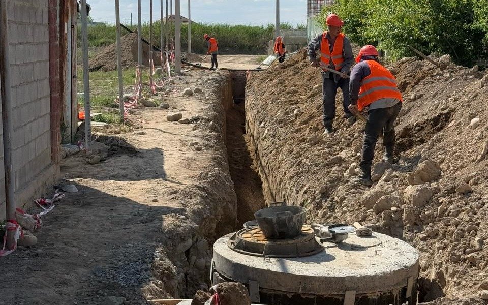 Просело дорожное полотно: в Алматы выявили нарушения при прокладке водопровода