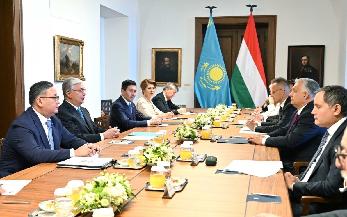Президент Казахстана провел переговоры с Премьер-министром Венгрии