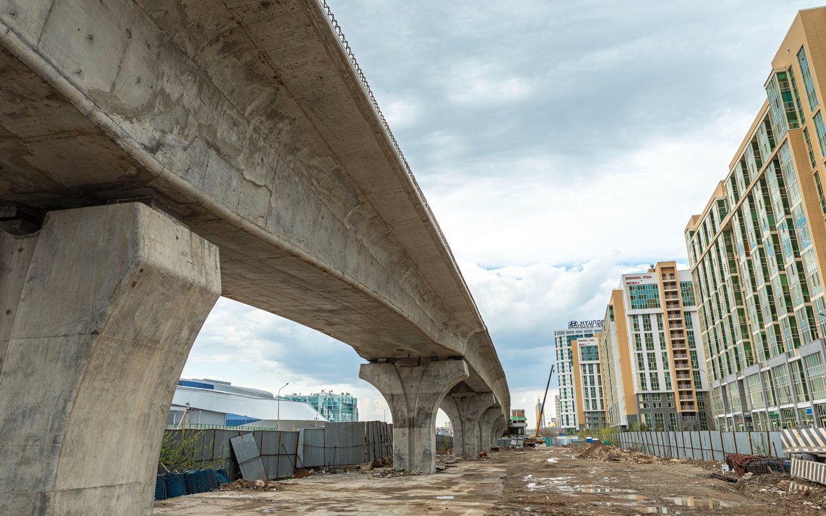 В Астане владельцы автомобилей жалуются на строителей LRT