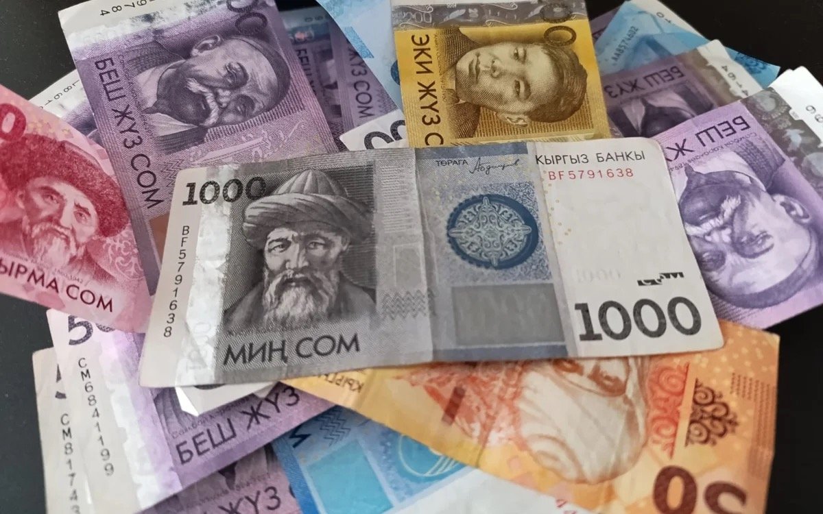 В Кыргызстане разрешили выплачивать зарплату наличными