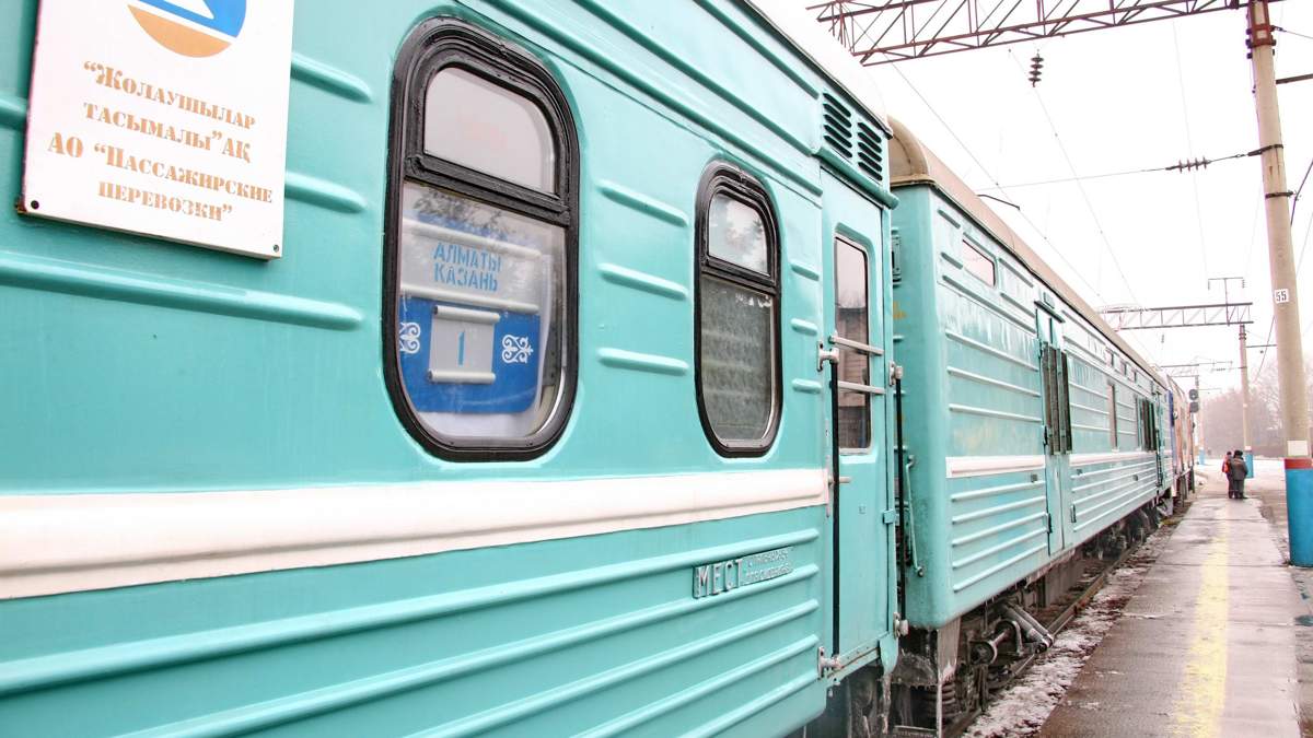 КТЖ уволило проводников за незаконную продажу мест и курение в поезде