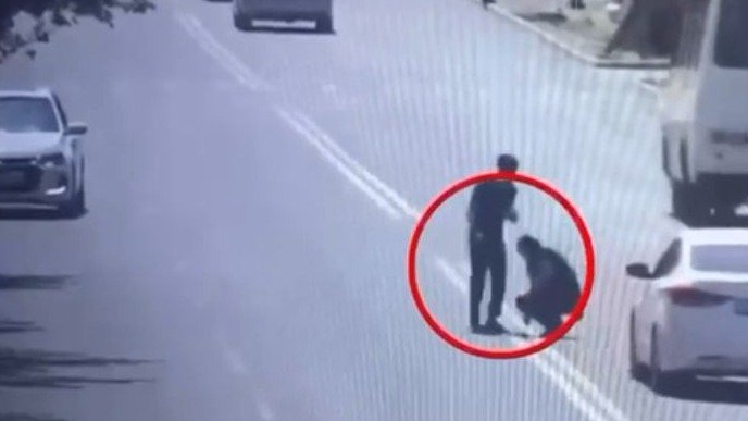 В-Таразе-двое-мужчин-закрасили-двойную-сплошную-линию