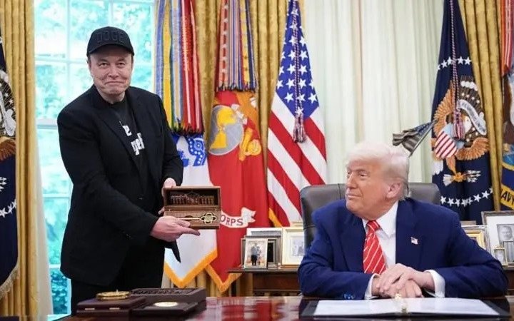 Золотой ключик и синяк под глазом: Трамп попрощался с Илоном Маском