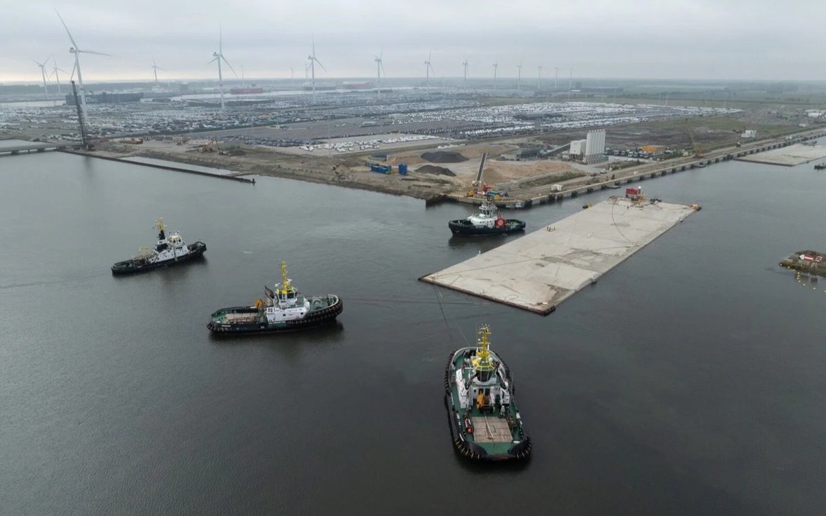 Крупная часть тоннеля из бетона в 60 тонн буксируется по Северному морю