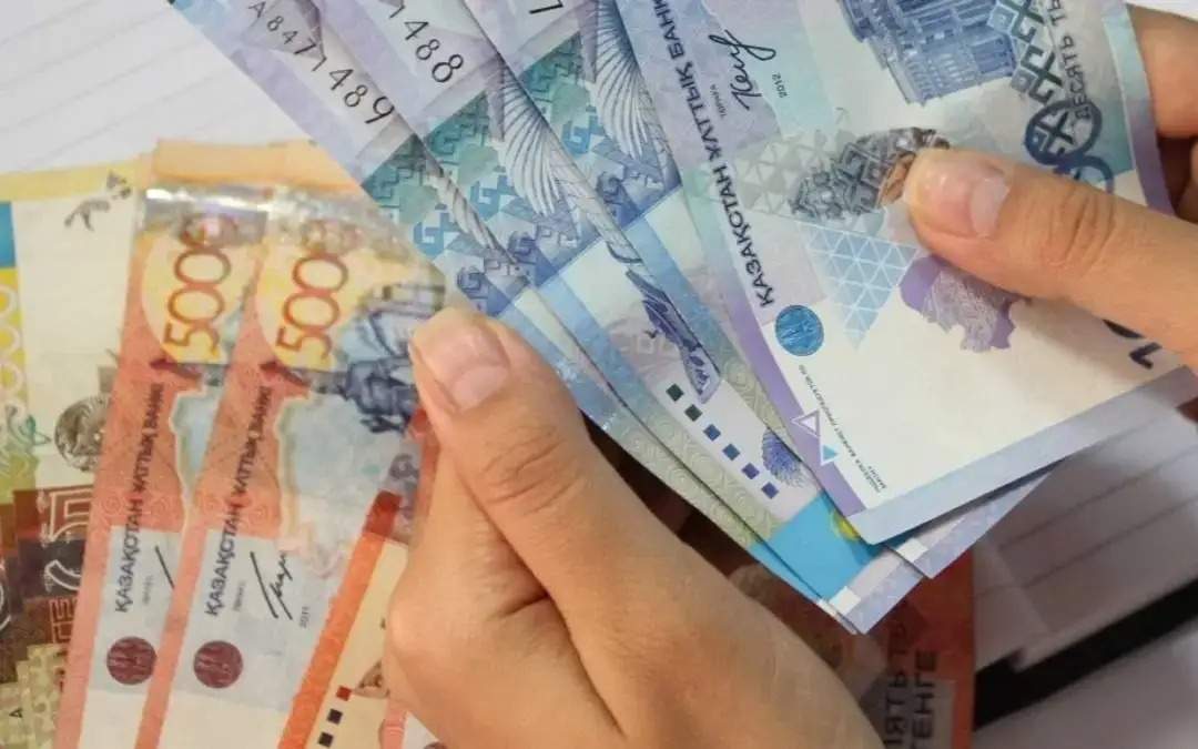 Курс доллара к тенге продолжил рост на торгах
