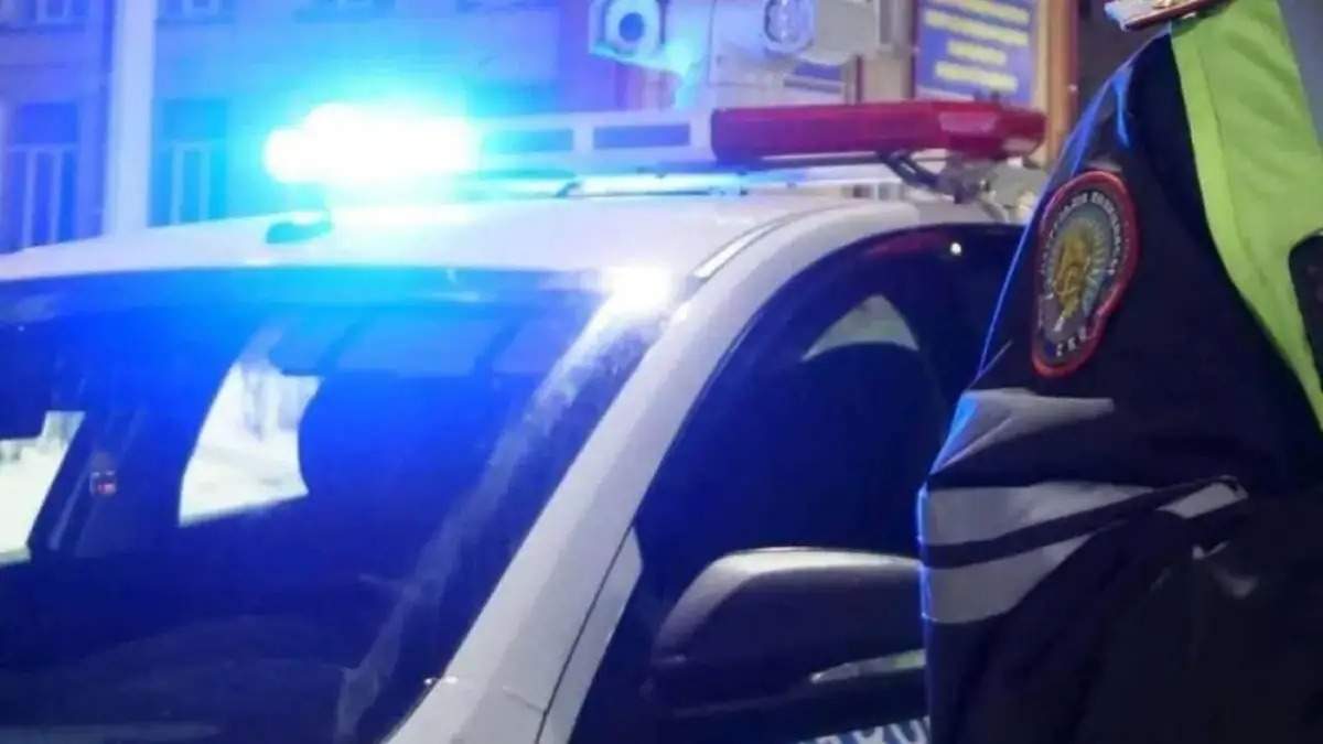 Полицейский бросил камень в мопедиста в Шымкенте: начато расследование