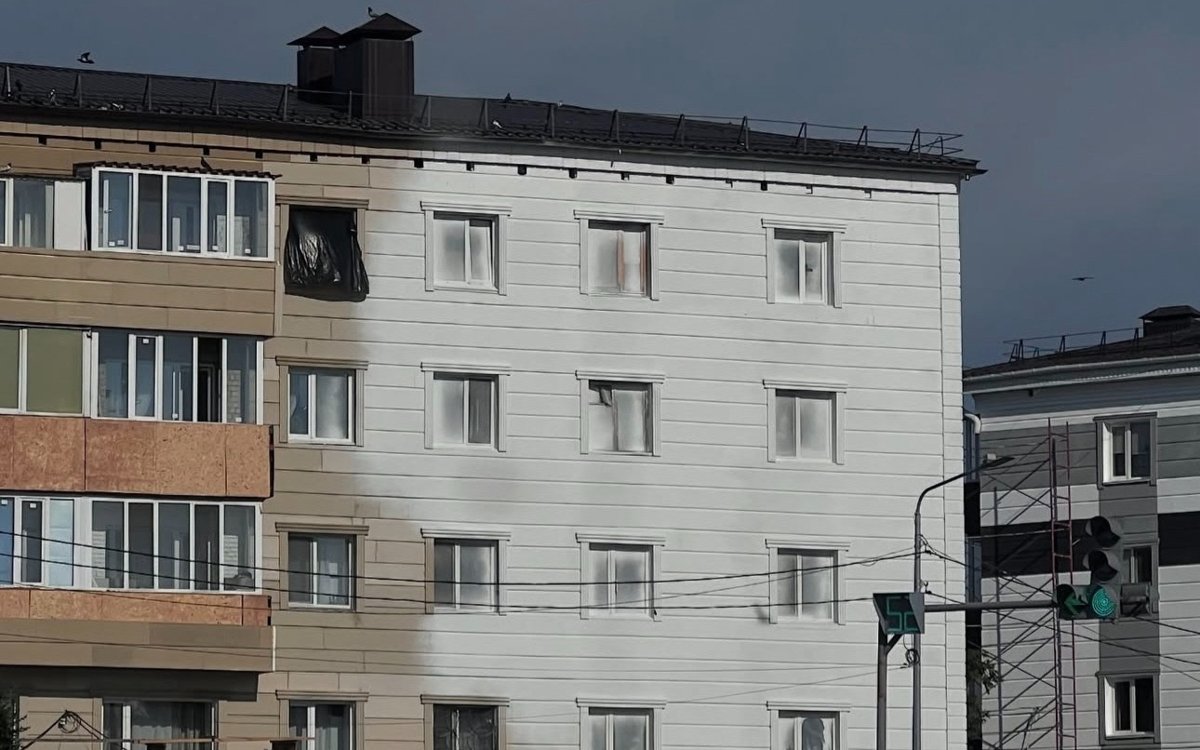 Окна вместе с домом закрасили рабочие в Костанае