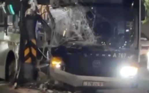 В Астане автобус с пассажирами врезался в опору табло — есть пострадавшие