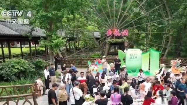 Жители Поднебесной отмечают Праздник драконьих лодок