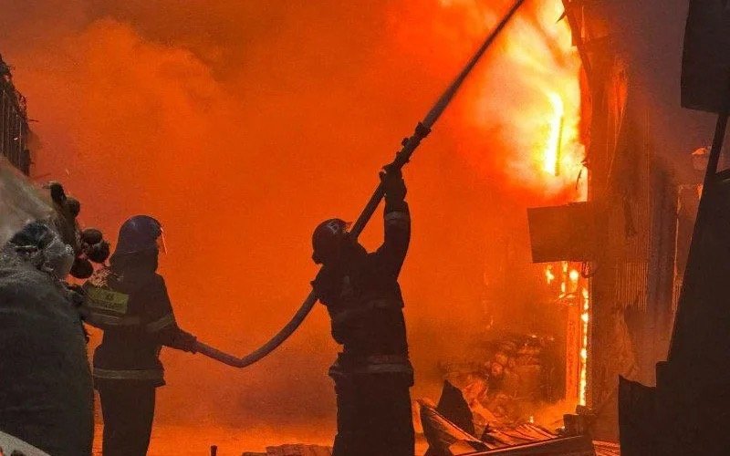 ЖК «Семь бочек» горит в Астане
