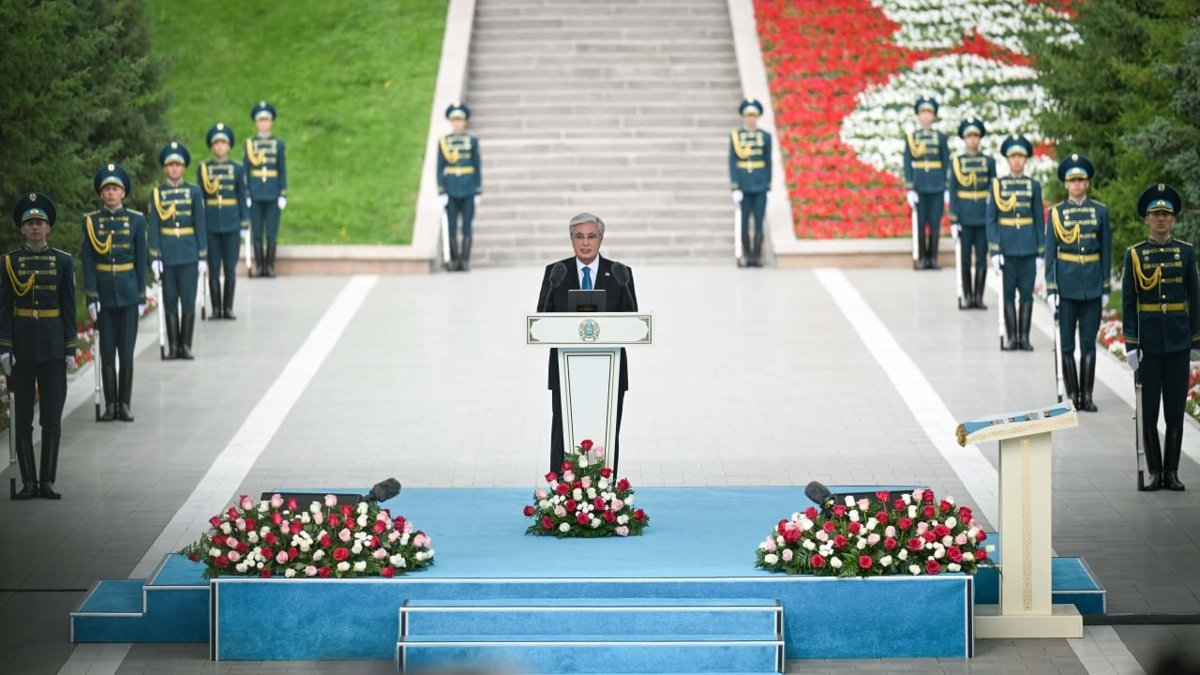 Президент Казахстана принял участие в церемонии поднятия Государственного флага
