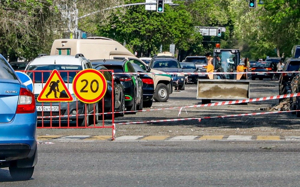 Движение-ограничат-ночью-на-участке-проспекта-Райымбека-в-Алматы