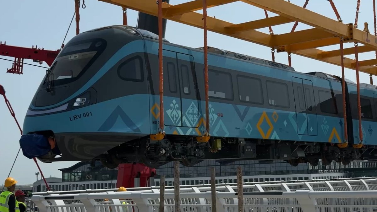 CTS показала первый поднятый состав LRT
