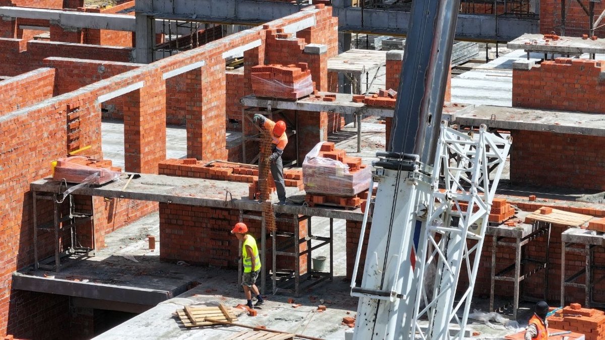 Иностранцам в Казахстане разрешат сезонно работать на стройках и в сфере обслуживания