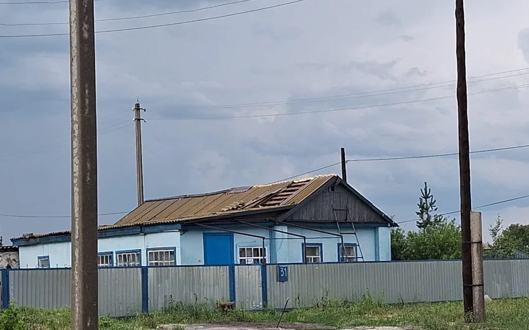 Град и ураган повредили дома в селе Большой Изюм в СКО
