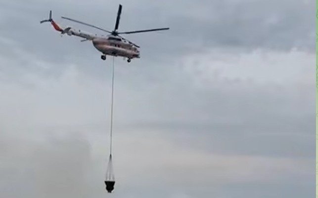 Вертолет привлекли для тушения возгорания камыша в Атырауской области