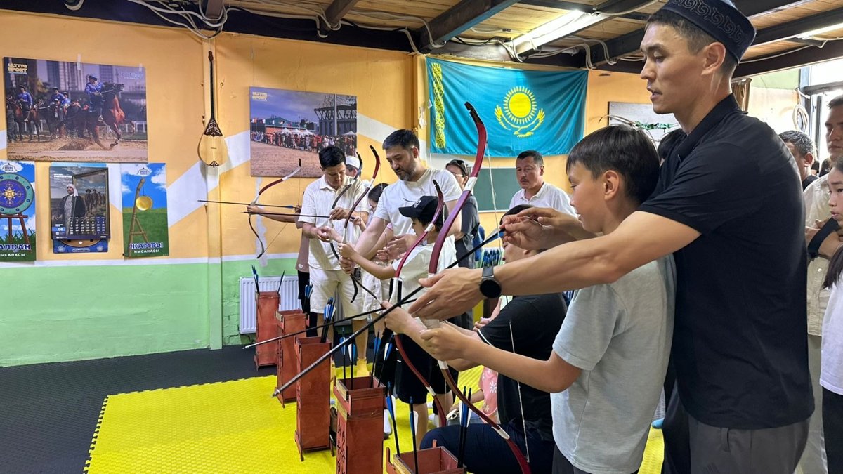 В Астане отметили День отца мастер-классом по стрельбе из лука