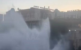 Теплотрассу прорвало в Алматы