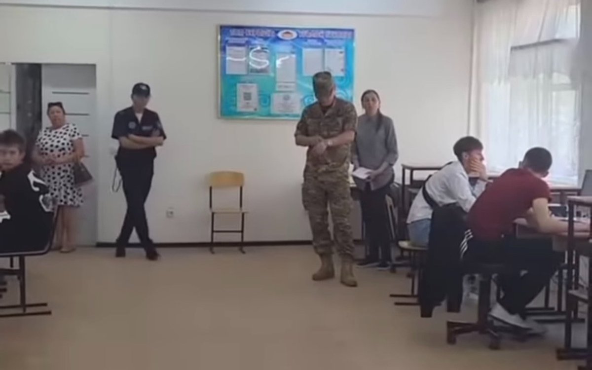 Студентов костанайского колледжа доставили в военкомат во время экзаменов