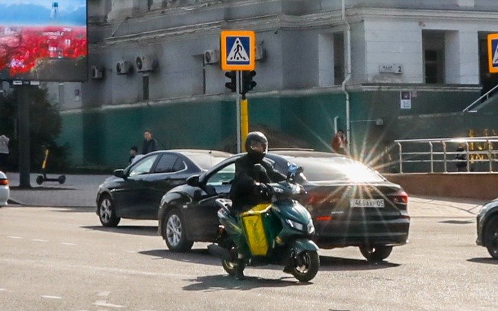 В Алматы 95% мопедистов уже имеют номера и права — полиция