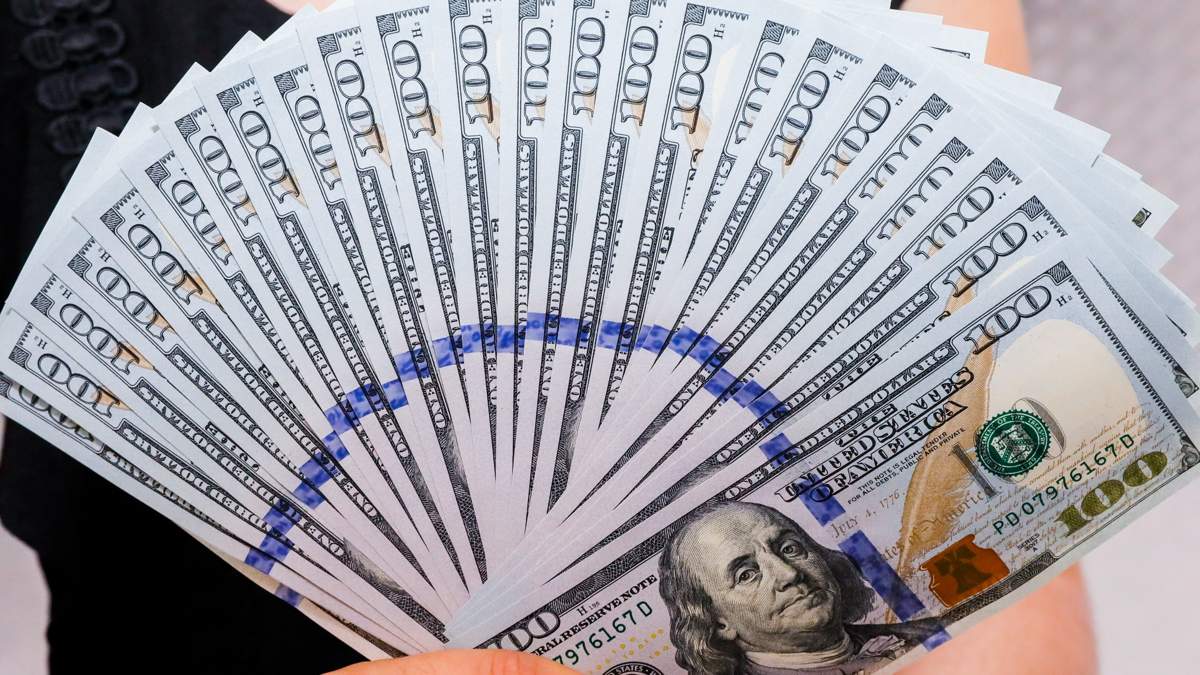 Курс доллара продолжает рост на бирже