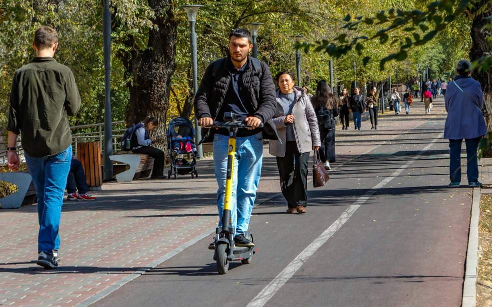 Запретить движение на электросамокатах намерены на набережной Павлодара