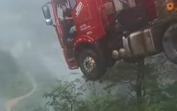 ЧП в Китае: водитель завис на части обрушившегося моста