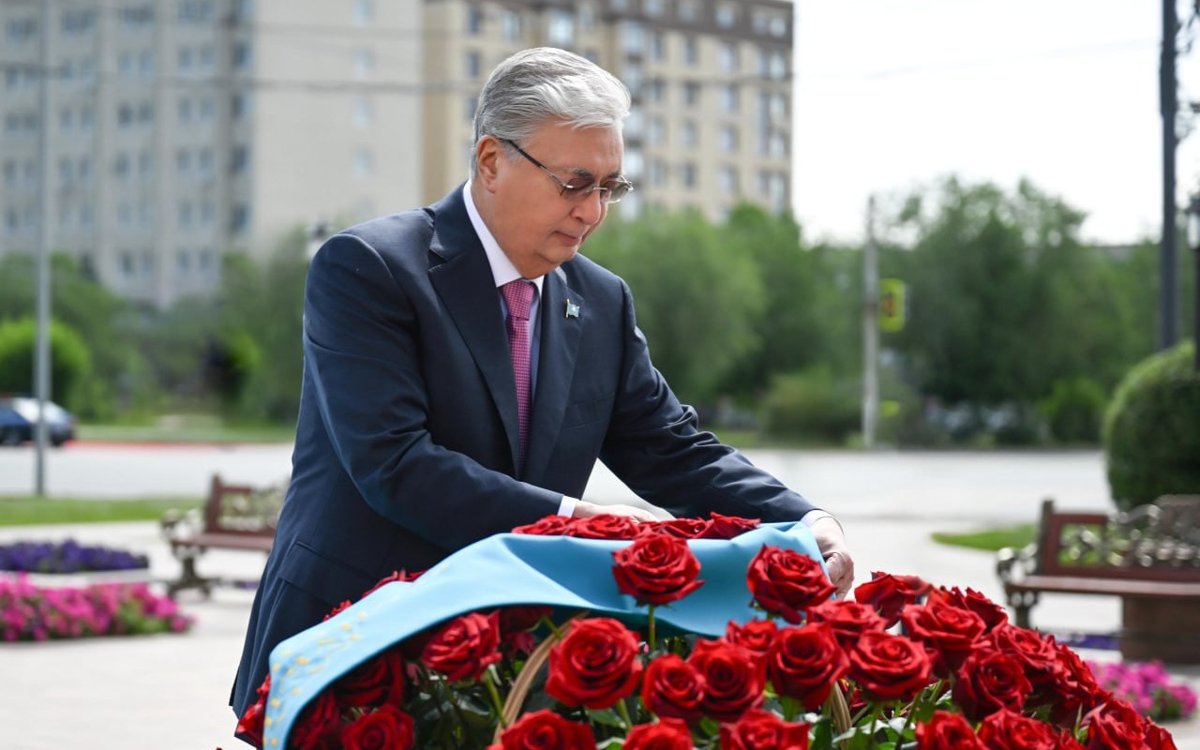Глава государства возложил цветы к Мемориальному комплексу Алии Молдагуловой