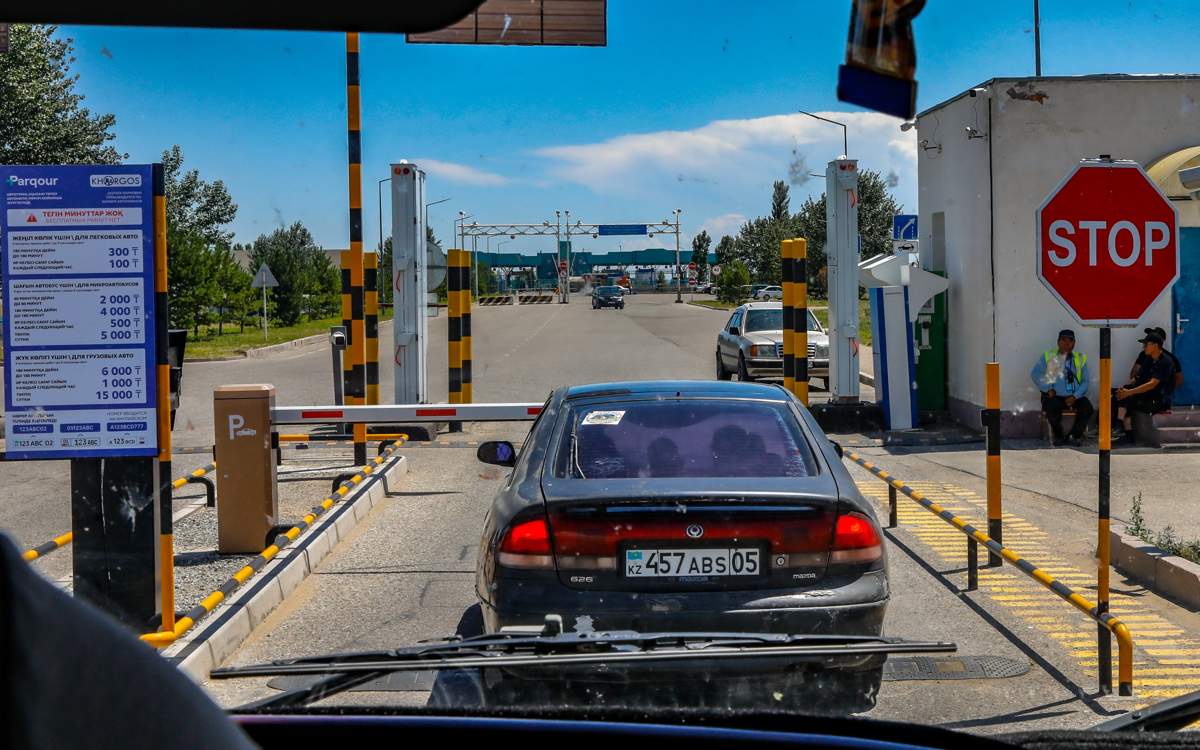 Правила пропуска автомобилей через границу изменят в Казахстане