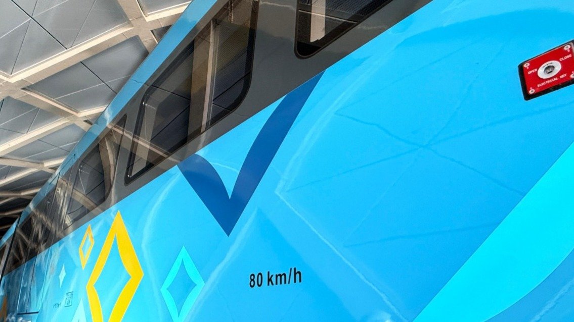 В Астане на вагонах LRT удалили граффити с помощью специальных средств
