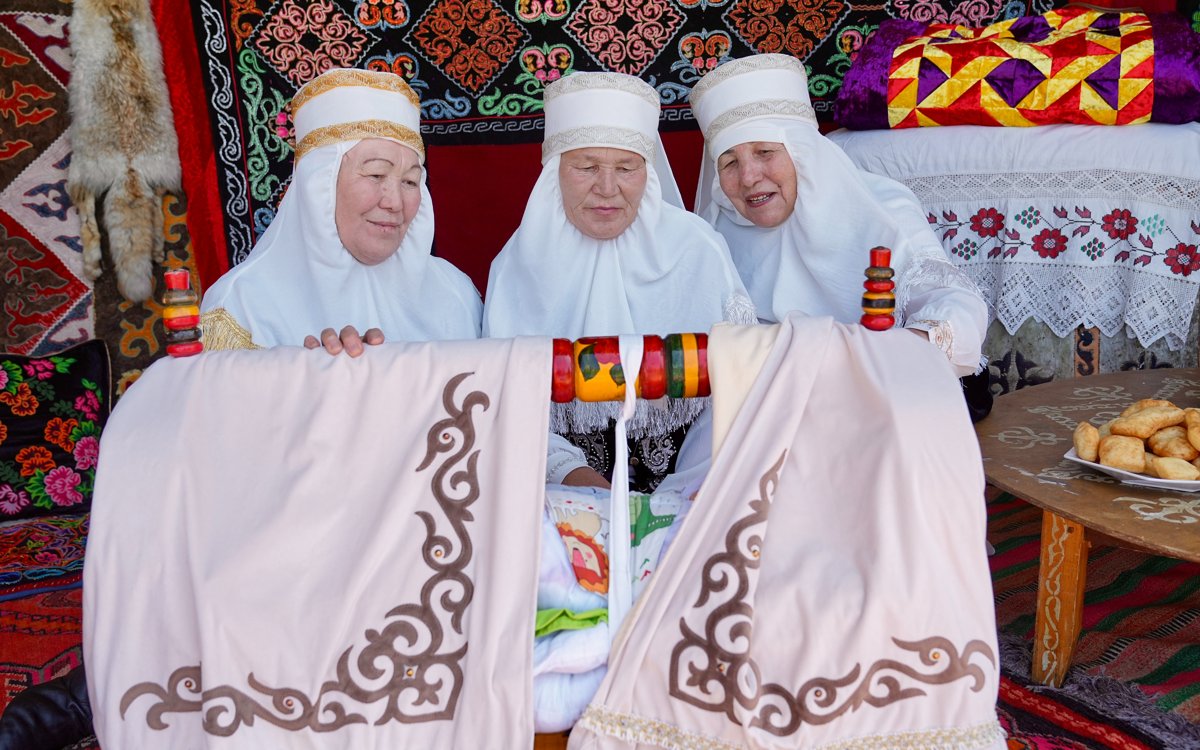 Традиции из глубины веков: кто должен дарить бесік новорожденному