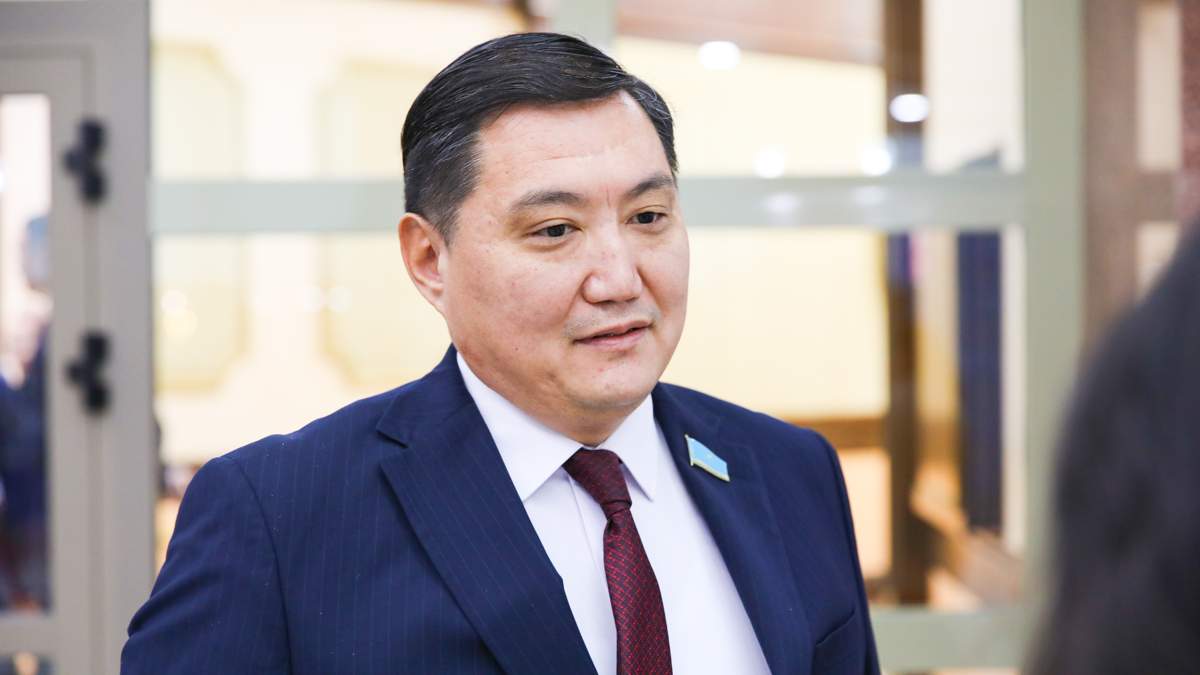 Базарбек Бакытжан предложил сократить госаппарат и объединить министерства