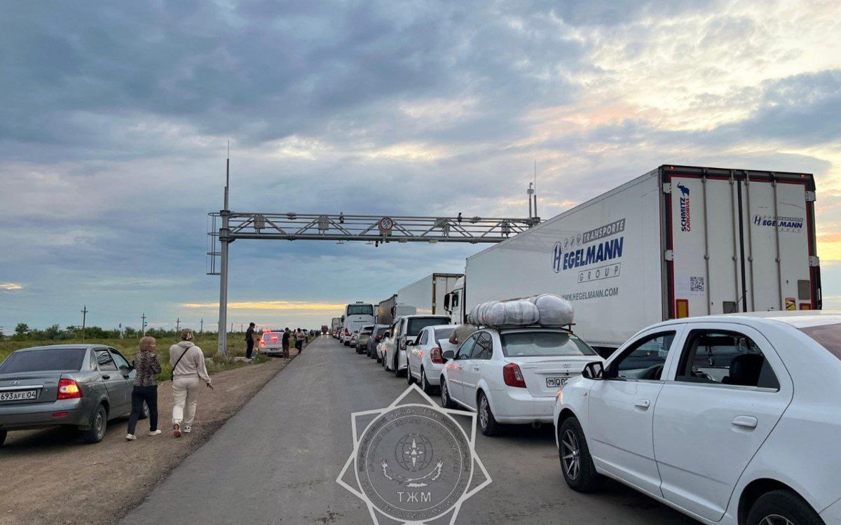 Казахстанские спасатели помогают водителям, застрявшим на границе с Россией