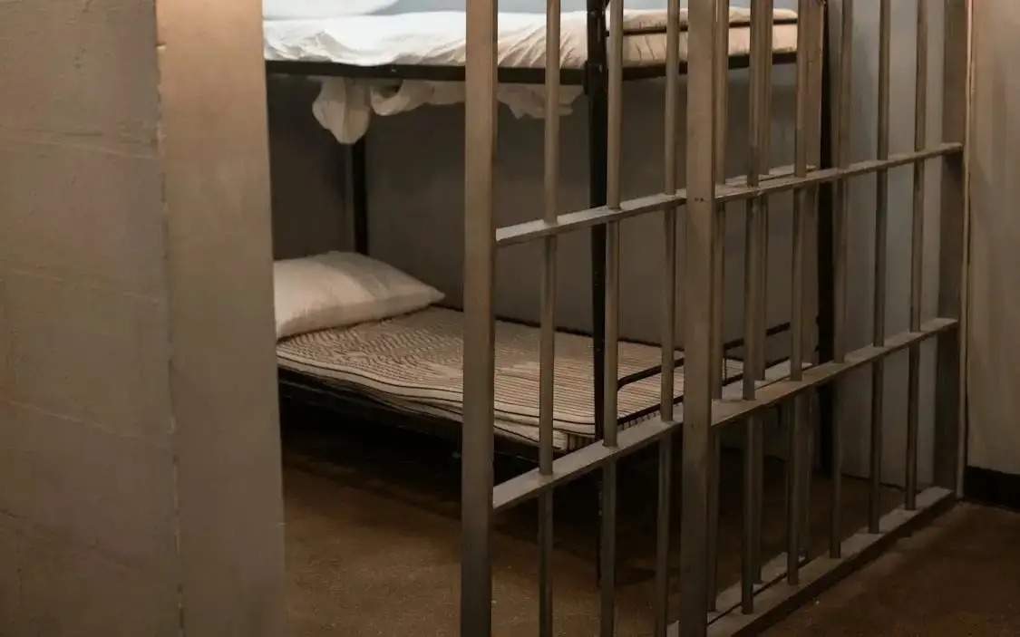 В Казахстане осужденные смогут созваниваться с адвокатом и врачом