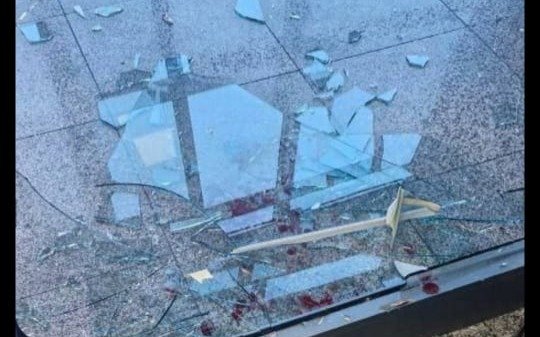 Ребенка госпитализировали после удара о стеклянную перегородку в аэропорту Алматы
