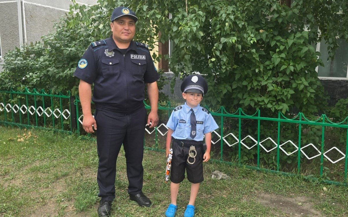 Полицейский мальчик помогает следить за порядкам в родном селе в Павлодарской области