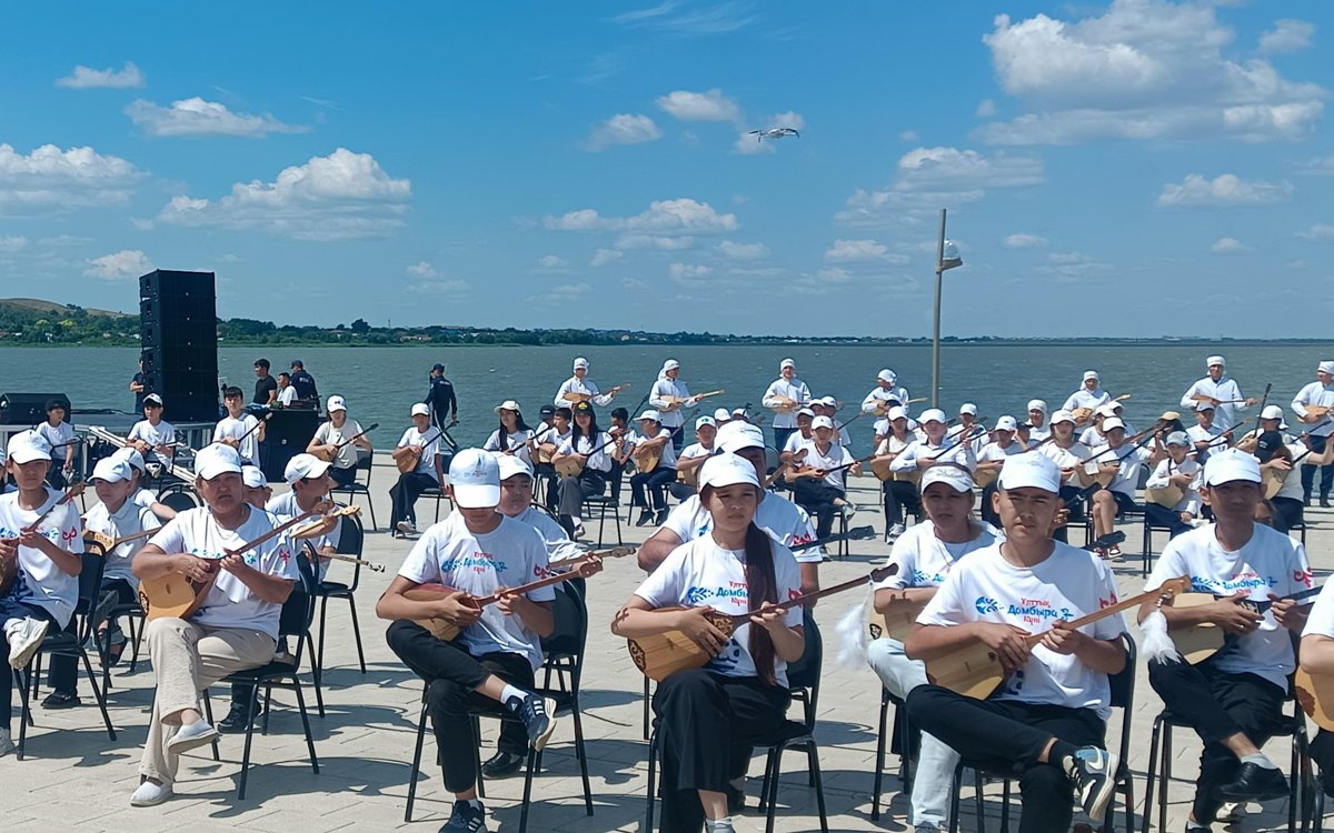 Около 3000 домбристов исполнили кюи на набережной в Кокшетау
