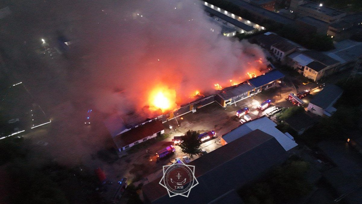 Крупный пожар в Усть-Каменогорске охватил 2450 квадратных метров здания