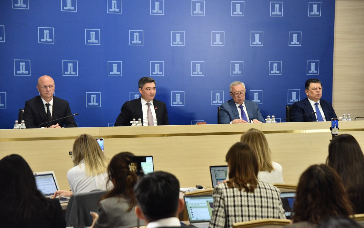 Почему Олжас Бектенов не критикует министров публично