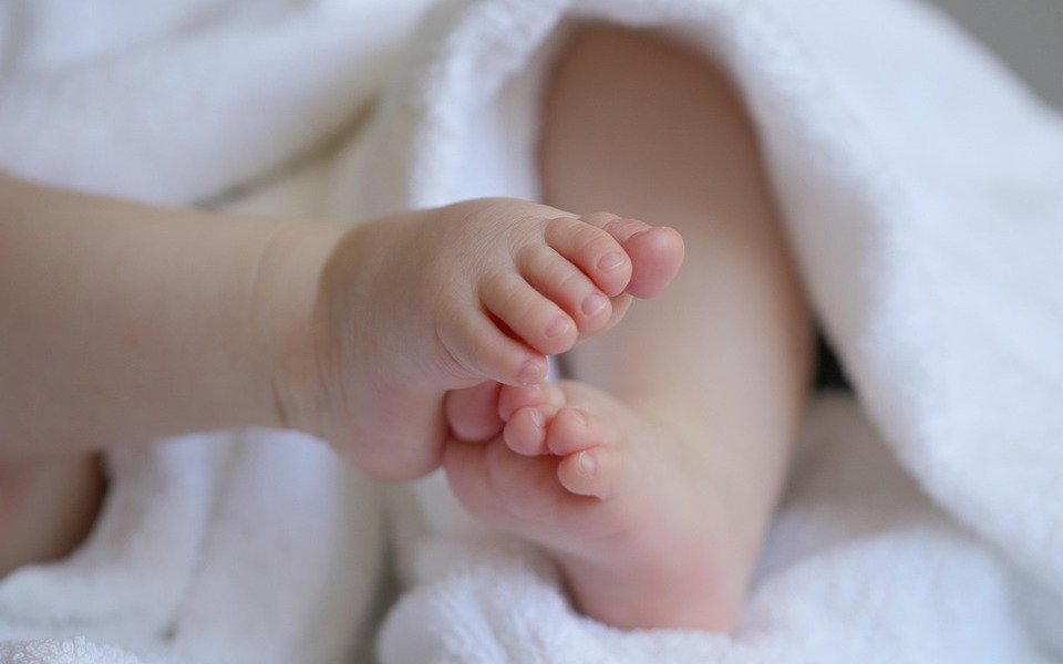 В Великобритании родились 8 здоровых детей с ДНК трёх человек