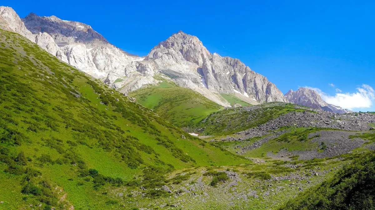 Шесть человек спасли в горах в Алматинской области
