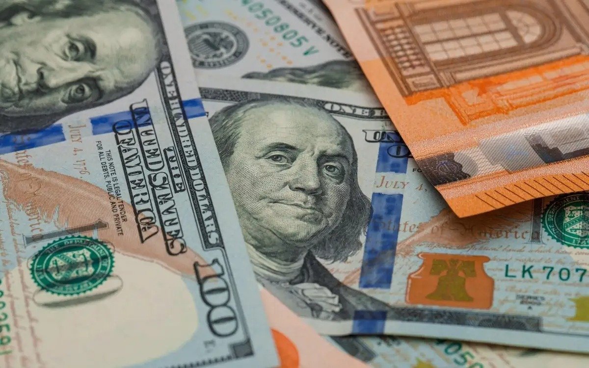 Доллар подорожал на 6 тенге на торгах
