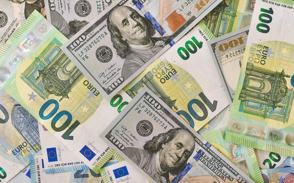 Курс доллара продолжает укрепляться на бирже