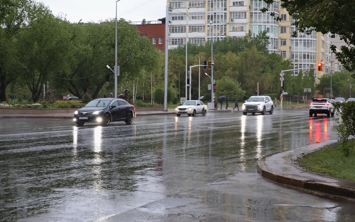В Астане из-за ливня подорожало такси и образовались пробки