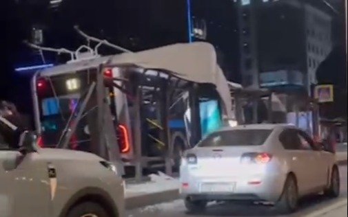 Троллейбус врезался в остановку в Алматы: есть пострадавшие